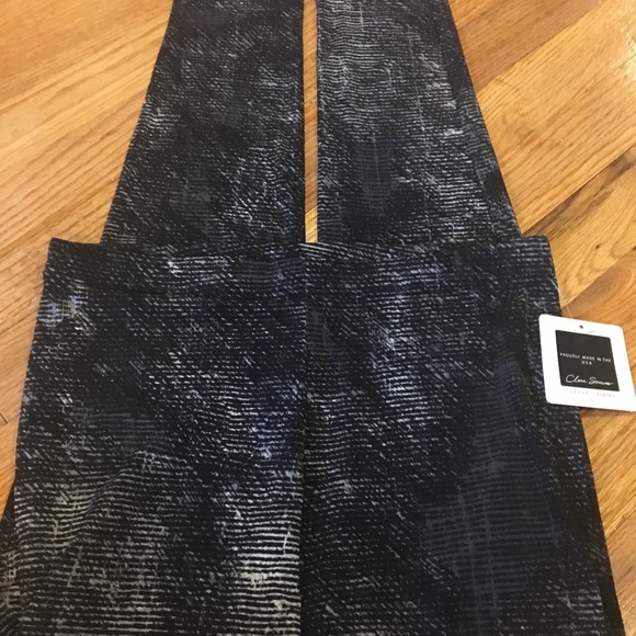 NWT texture print leggings - Picture 4 of 8
